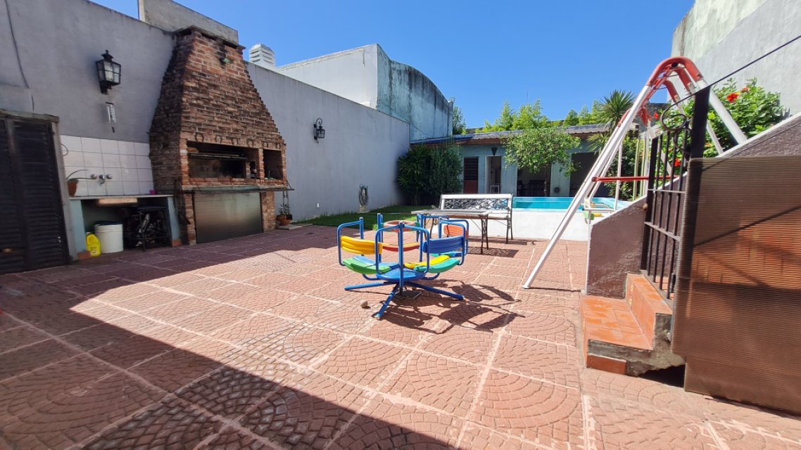 Tres Arroyos 3800 Floresta Casa 5  ambientes  En Venta F9PG -27