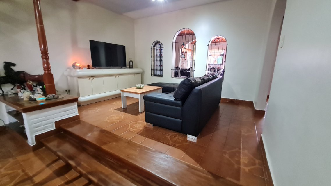 Tres Arroyos 3800 Floresta Casa 5  ambientes  En Venta F9PG -5